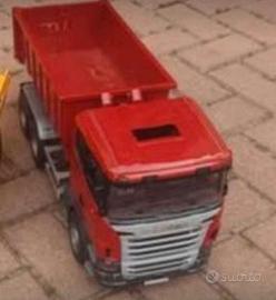 camion rosso scania ribaltabile e Mercedes rimorch