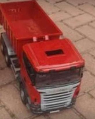 camion rosso scania ribaltabile e Mercedes rimorch
