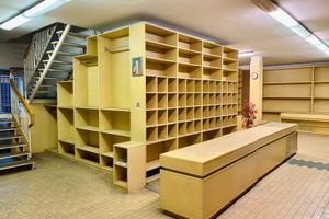 Spazioso negozio/ufficio con 4 vetrine e box auto