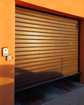 Garage per auto o magazzino per materiali lavoro