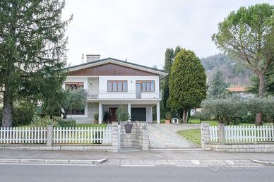 Casa indipendente di 310 m² con più di 5 locali e 