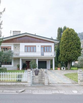 Casa indipendente di 310 m² con più di 5 locali e 
