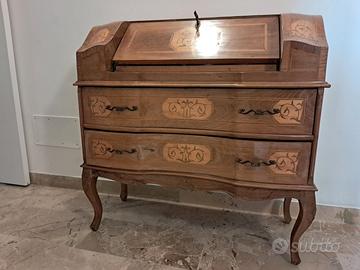 Mobile stile Maggiolini in legno con intarsi