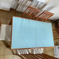 Tavolo in legno con pianale in vetro