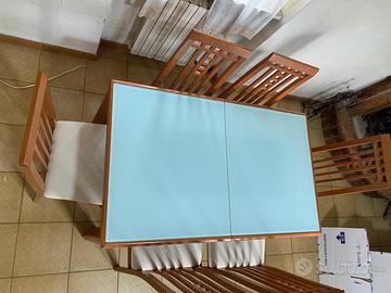 Tavolo in legno con pianale in vetro