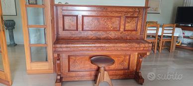 pianoforte a mezza coda verticale
