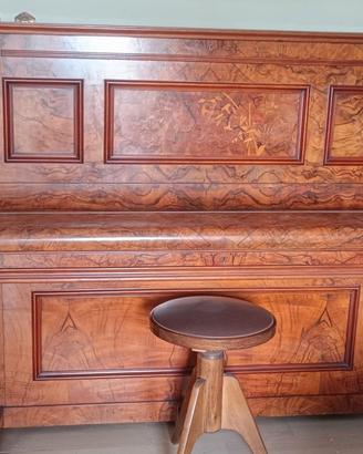 pianoforte a mezza coda verticale