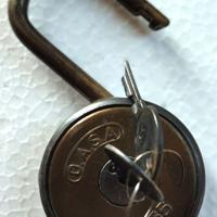 Lucchetto d’epoca anni 40/50 con doppie chiavi