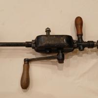 Antico trapano a ingranaggi a petto