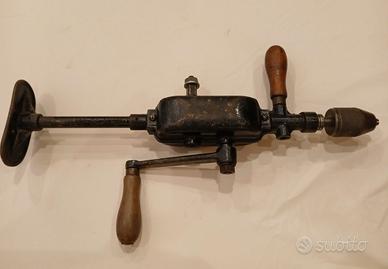 Antico trapano a ingranaggi a petto