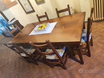 Tavolo da pranzo e sei sedie in legno massello