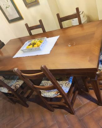 Tavolo da pranzo e sei sedie in legno massello