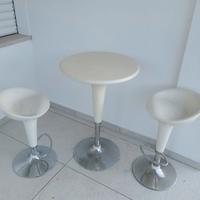 Tavolino con sgabelli