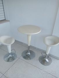 Tavolino con sgabelli