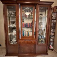 vetrina e contro mobile in radica di noce