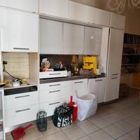 cucina con lavastoviglia