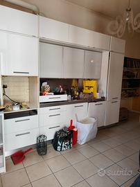 cucina con lavastoviglia