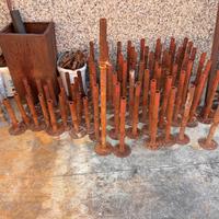 Piedini regolabili per ponteggio