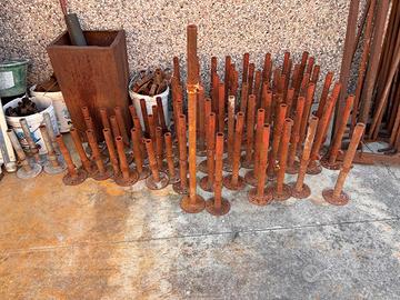 Piedini regolabili per ponteggio