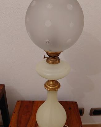 Lampada vintage Liberty in vetro opalino e ottone