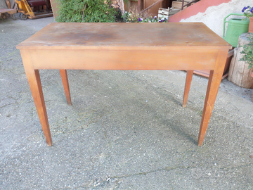 Antiquariato, tavolo in noce