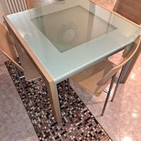 TAVOLO da cucina con 4 sedie