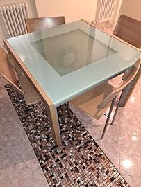 TAVOLO da cucina con 4 sedie