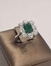 anello-oro-bianco-con-smeraldo-centrale-e-diamanti