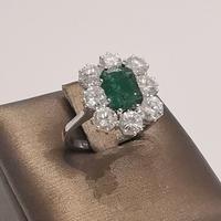 Anello oro bianco con smeraldo centrale e diamanti