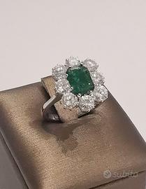 Anello oro bianco con smeraldo centrale e diamanti