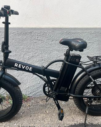 Bici pedalata assistita e-bike Revoe