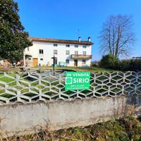 Ampia casa colonica da ristrutturare con terren...