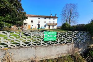 Ampia casa colonica da ristrutturare con terren...