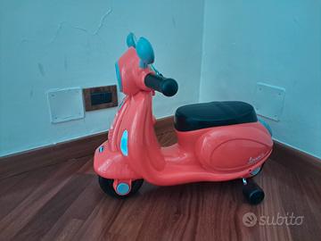 Triciclo Vespa rossa