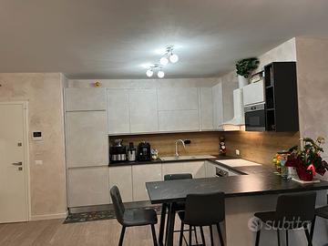 Cucina moderna con penisola