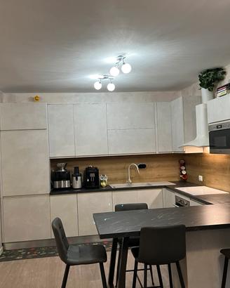 Cucina moderna con penisola