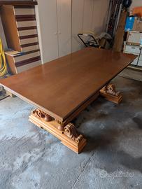 Tavolo in legno massiccio 