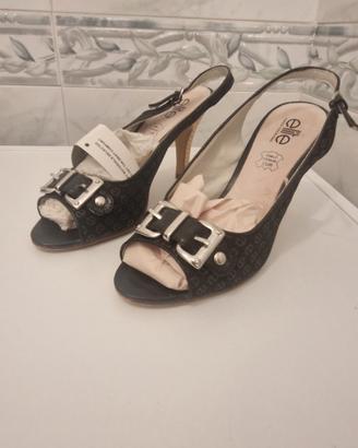 tre paia di scarpe differenti 