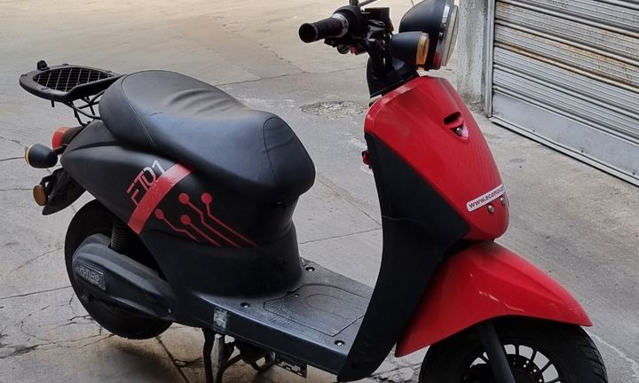 Scooter elettrico con targa