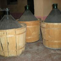 Vecchie damigiane per vino
