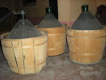 Vecchie damigiane per vino