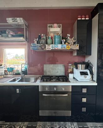 Cucina lineare completa di elettrodomestici