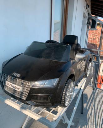 Auto elettrica audi tt nera
