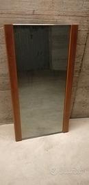 Specchio con struttura in legno