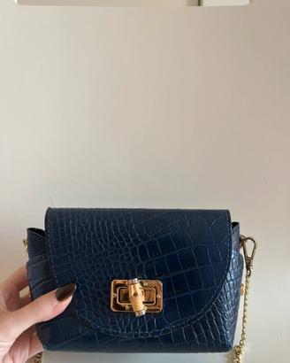 Borsa blu con catena color oro
