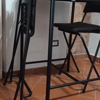 tavolo con sgabelli pieghevoli tipo bar 