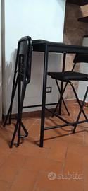 tavolo con sgabelli pieghevoli tipo bar 