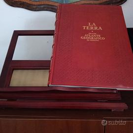 Grande atlante con leggio in legno