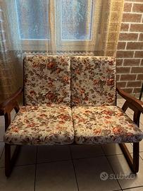 Poltrona in legno con fantasia a fiori