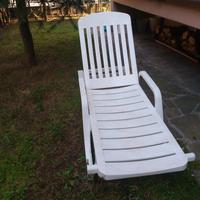 lettino sdraio in plastica bianca
